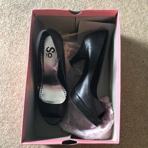 Brand new never worn size 7.5 black heels